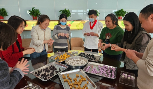 滾湯圓、猜燈謎、制花燈~~元宵節(jié)就要這樣過